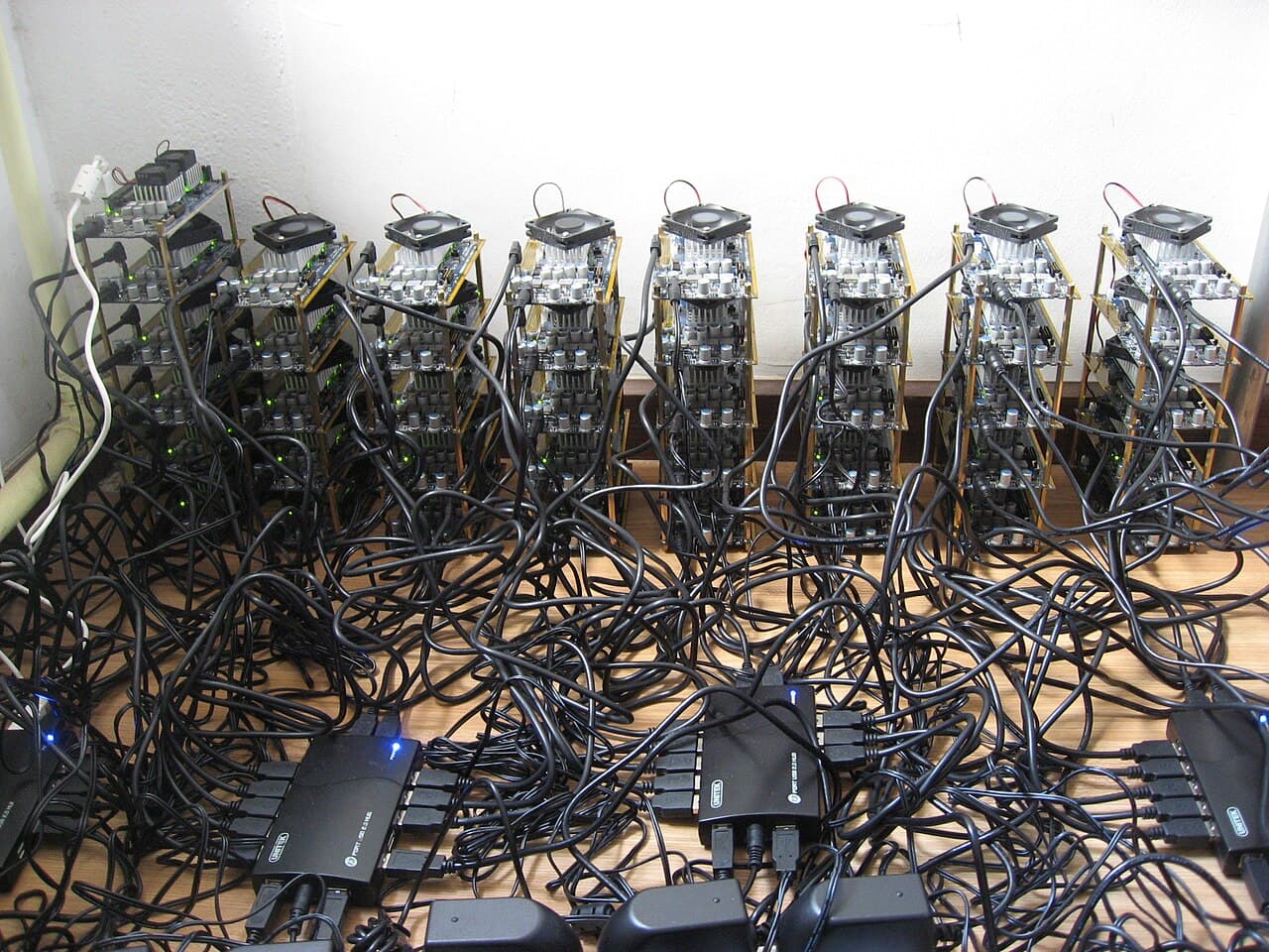 暗号資産のマイニング機材