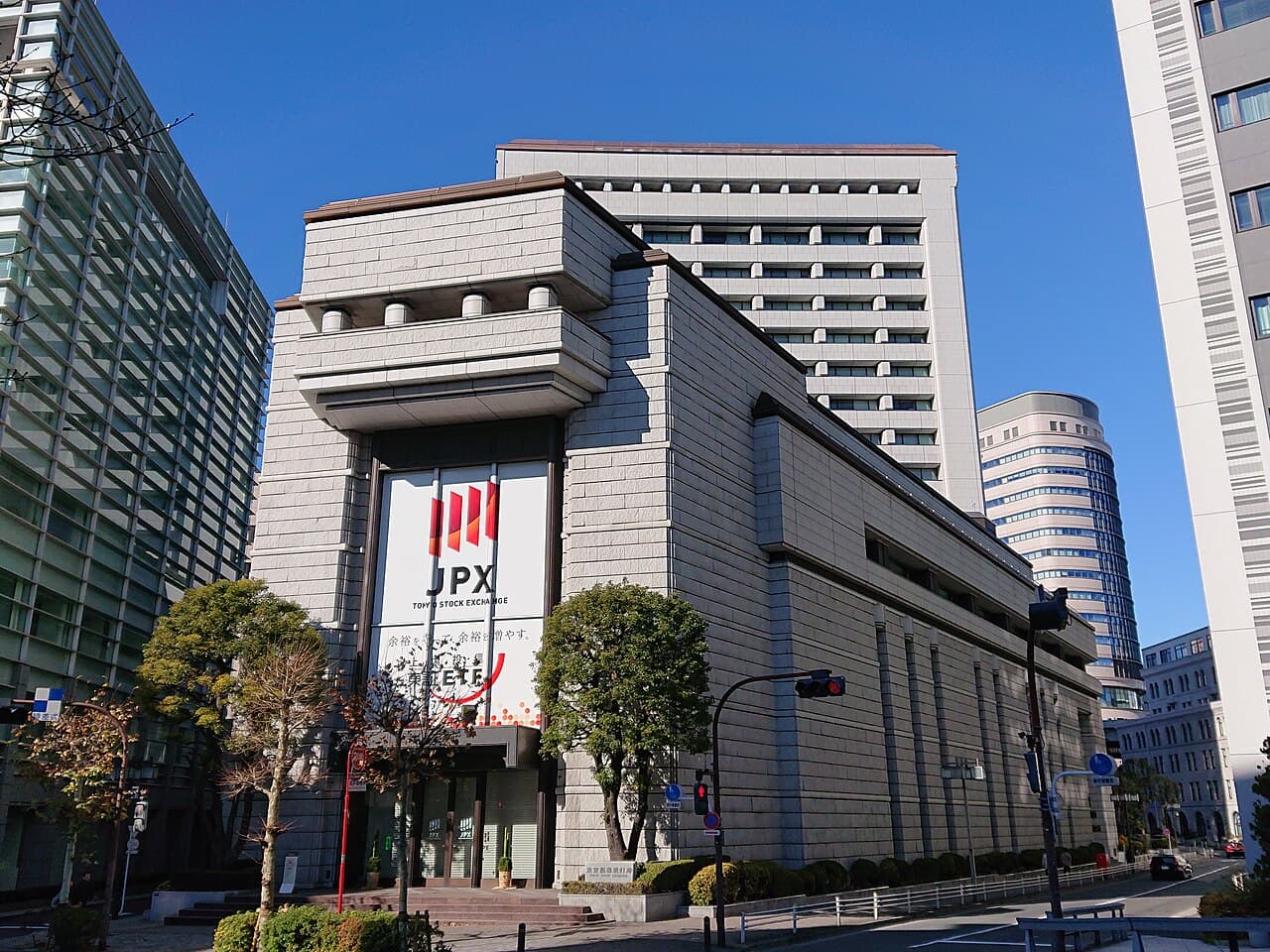 東京・日本橋兜町の東京証券取引所ビル(写真はイメージ・日本の金融規制の象徴として使用)